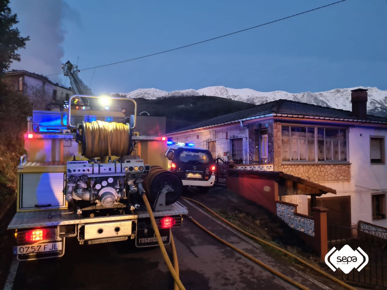 Un incendio calcina  por completo una casa de dos plantas en Riosa