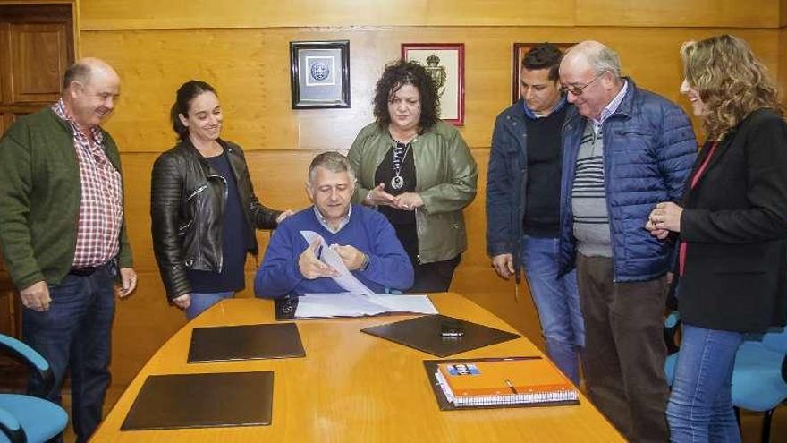 Los siete concejales del gobierno trasdezano, durante la reunión. // Bernabé