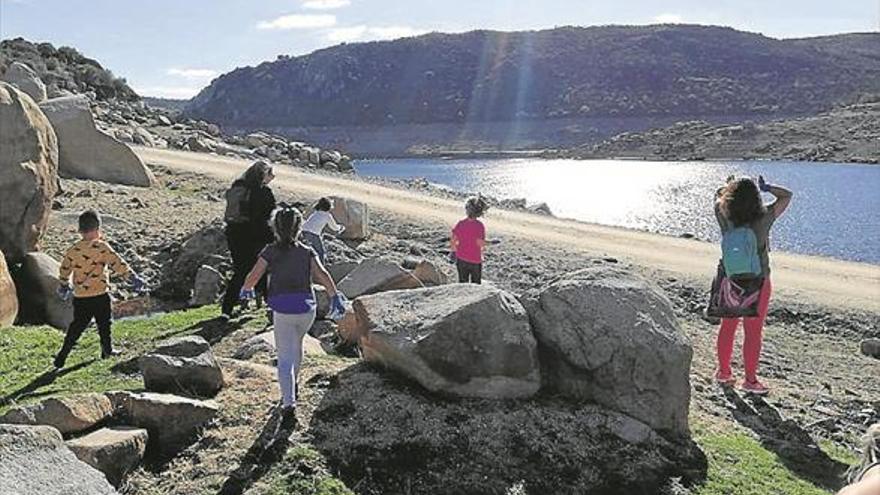 El ayuntamiento promueve una limpieza junto al río Alagón con unos 70 vecinos