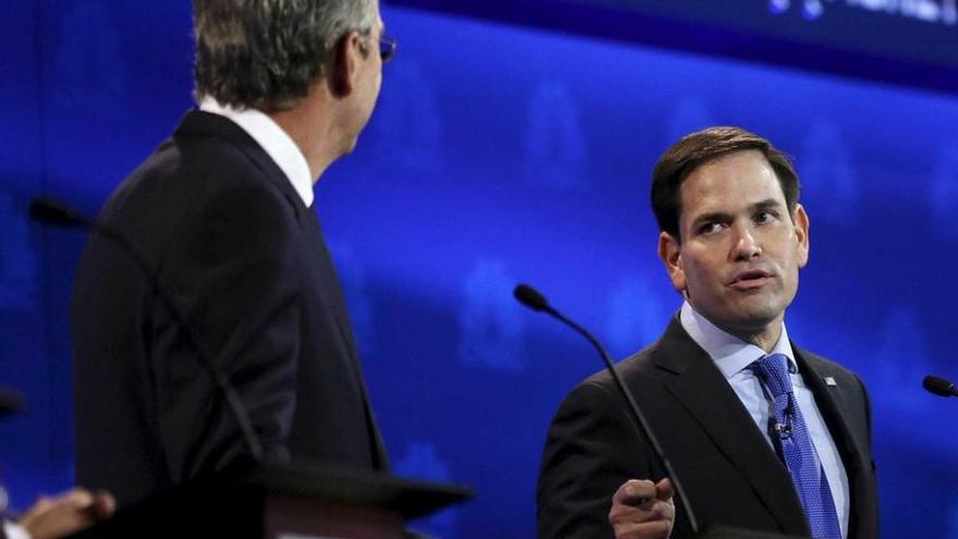 Jeb Bush, a la izquierda, en pleno debate con Marco Rubio.