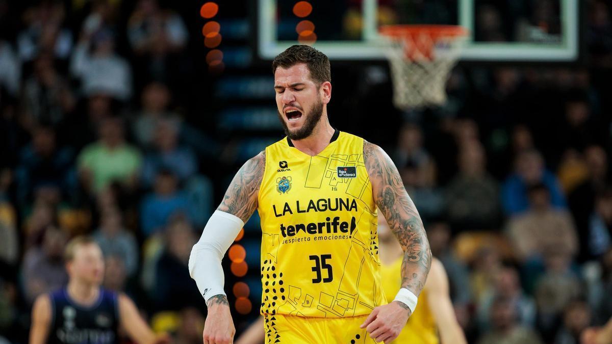 Fran Guerra celebra una canasta con el CB Canarias.