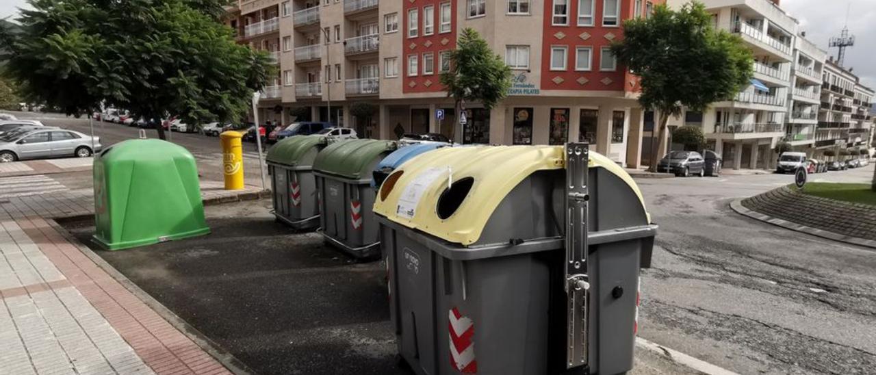 Contenedores de la basura, ayer, en Moaña.   | // SANTOS ÁLVAREZ