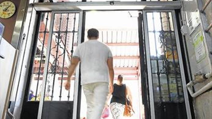 El Mercat Central se blinda contra la entrada de palomas