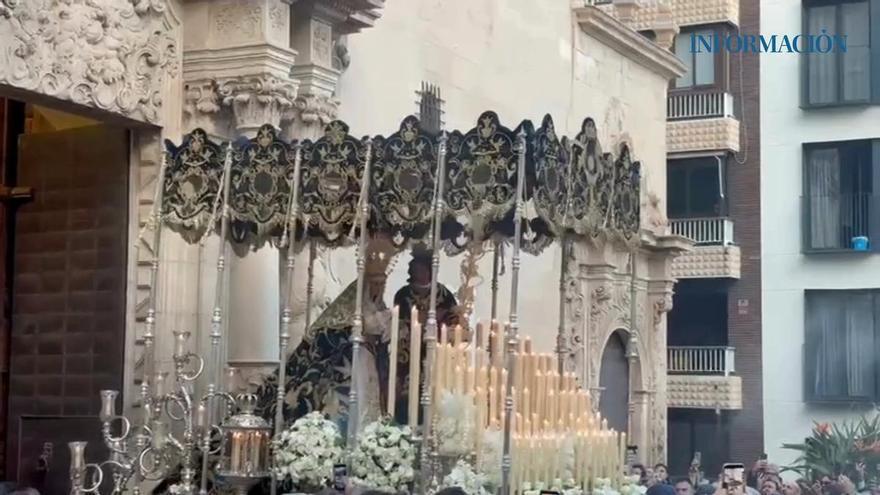 Martes Santo en Alicante: así ha sido la emocionante salida de la Virgen de los Dolores Coronada y San Juan de Palma desde la basílica de Santa María