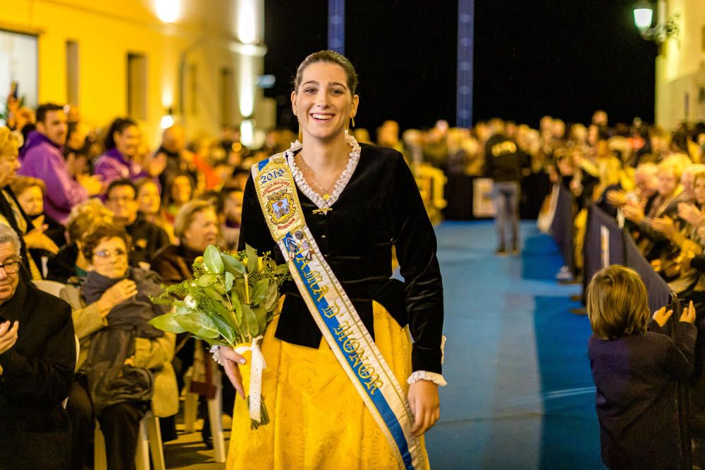 Los festeros de Benidorm homenajean a su patrona en la Ofrenda de Flores