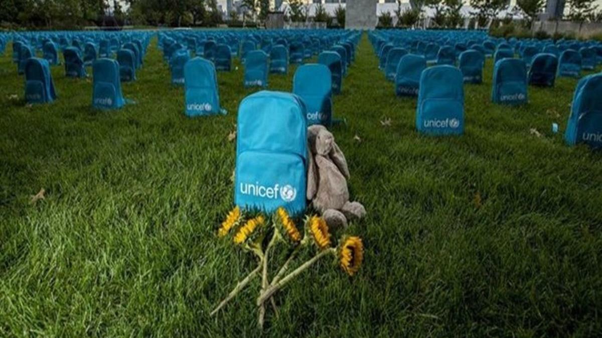 La ONU instala un cementerio de mochilas frente a su sede en homenaje a los niños muertos en conflicto