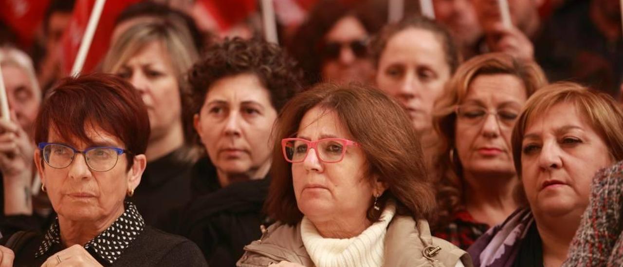 Rostros femeninos en la concentración celebrada ayer por UGT y CCOO para apoyar el paro internacional de mujeres.