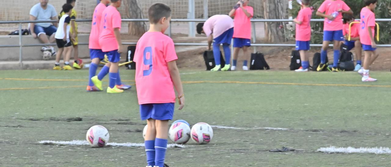 El campo municipal Gran Vía de Castelló presenta un aspecto lamentable y peligroso para los jugadores de Tonín y Sporting.