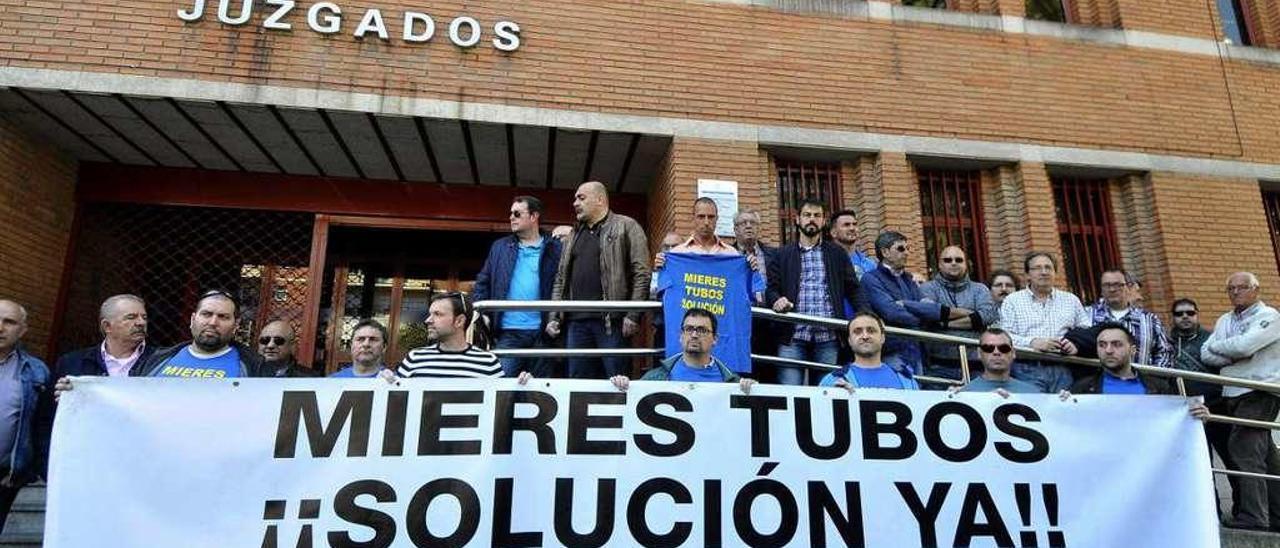 Trabajadores de Mieres Tubos, ante el Juzgado de Mieres.