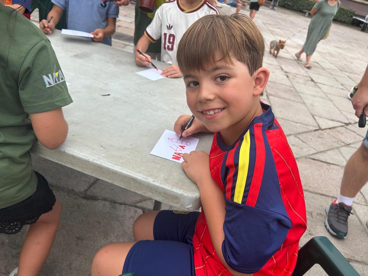 EN IMÁGENES: Los niños de Nava diseñan sus dibujos para los vasos de sidra