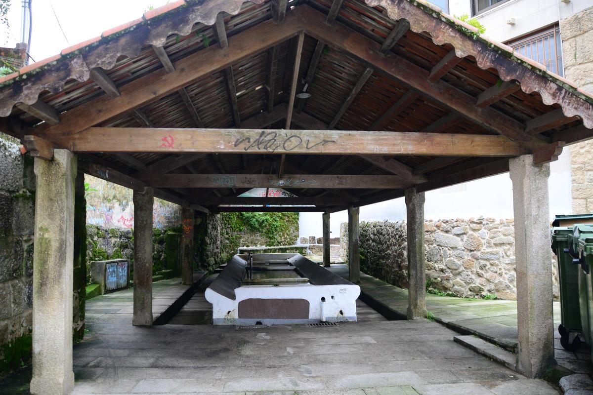 Unha vista do lavadoiro de Fonte  Ferreira, en pleno casco antigo de  Cangas.