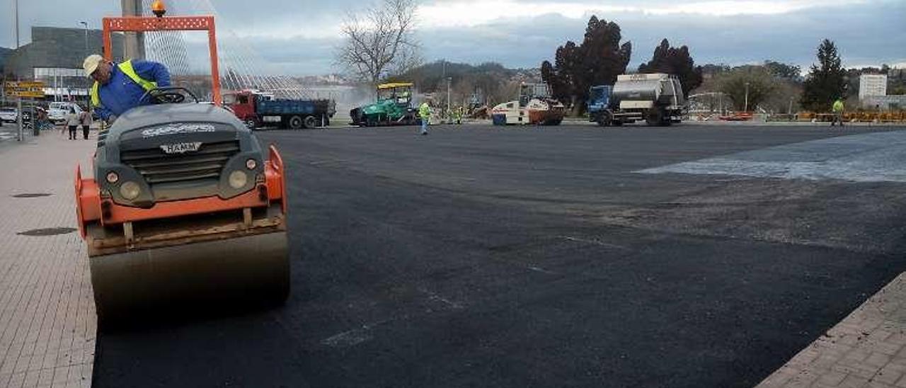 Tareas de asfaltado, en la tarde de ayer. // R. Vázquez