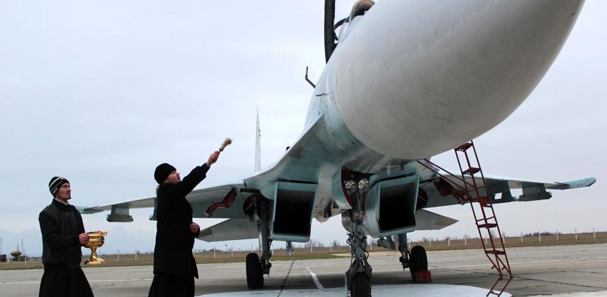 Dos sacerdotes ortodoxos bendicen un avión de combate ruso en Sebastopol, en la península de Crimea.