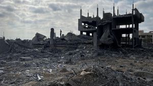 Palestinos inspeccionan las ruinas de su casa en el campo de refugiados de Bureij, en el centro de Gaza.