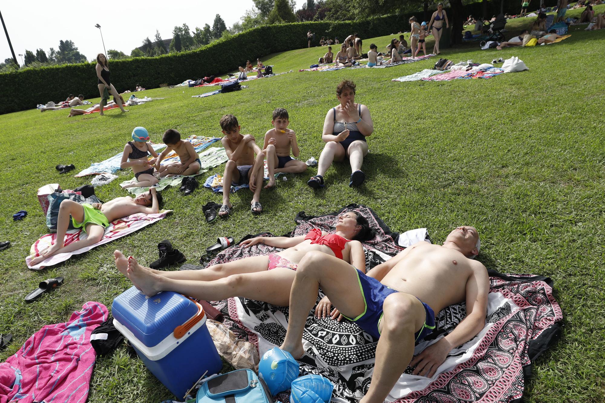 Oviedo se lanza a la piscina para darse el baño más oportuno del lustro