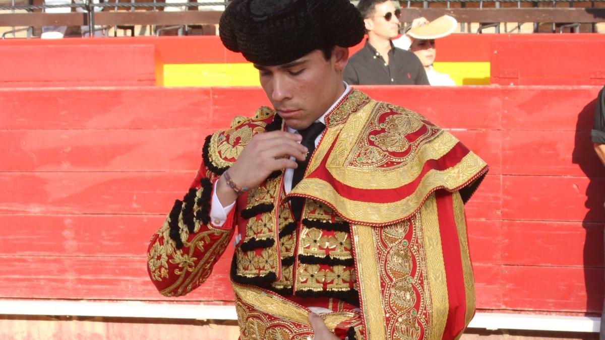 El novillero Alberto Donaire durante su último paseíllo en la plaza de toros de València