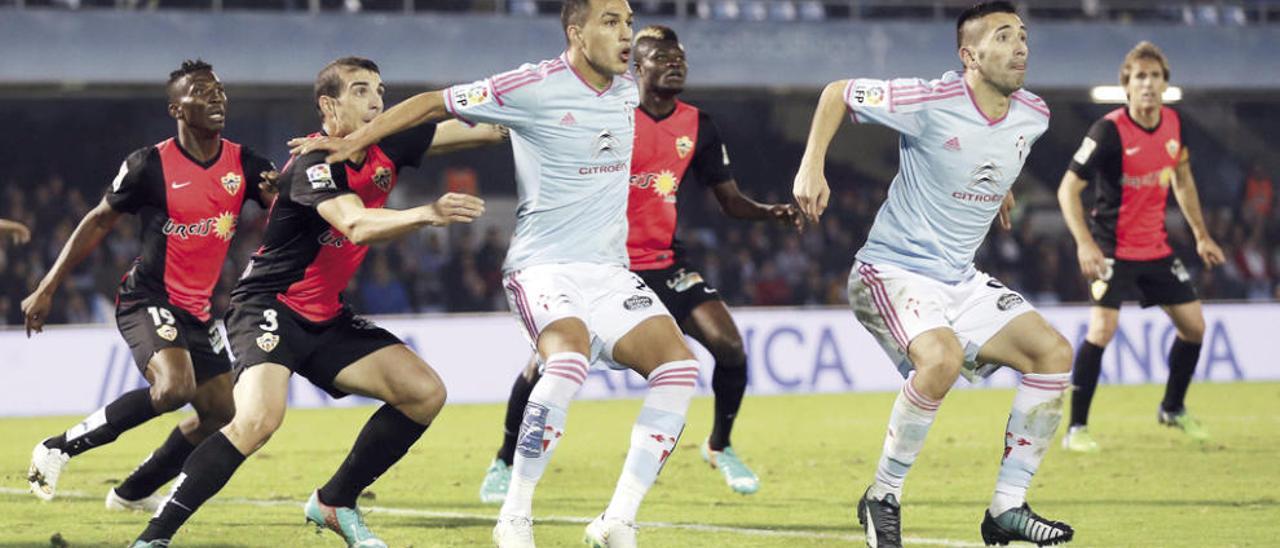 Cabral y Charles esperan un centro ante varios jugadores del Almería, en el partido disputado el viernes pasado en Balaídos. // Ricardo Grobas