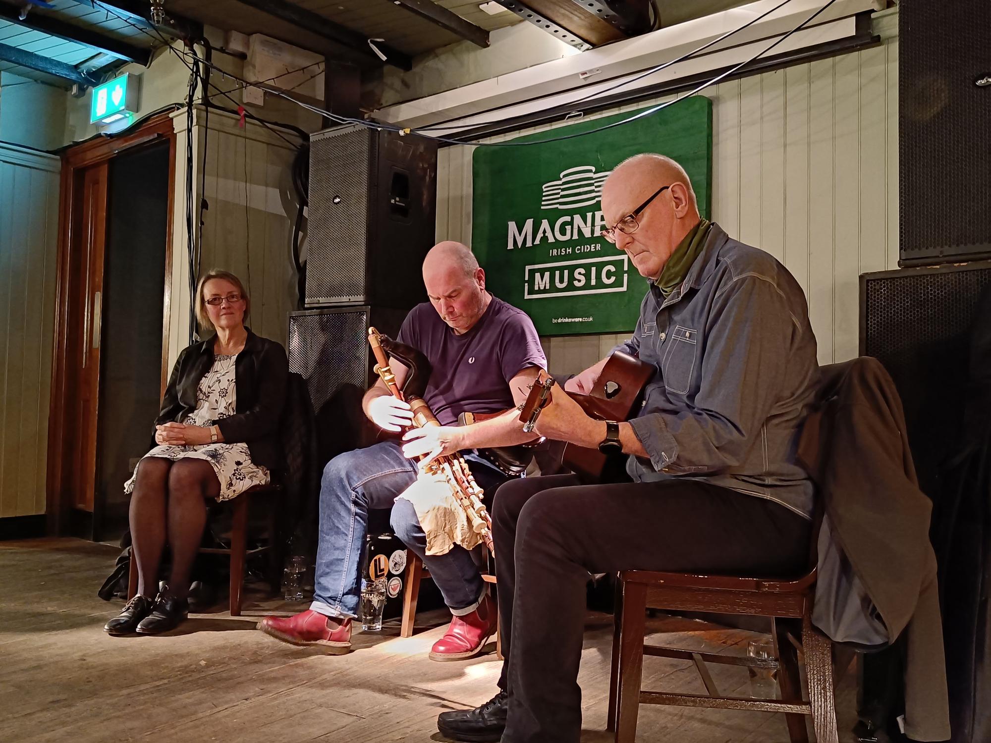 En imágenes: Música, comida y fiesta para derribar el muro de Belfast