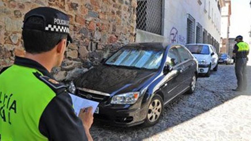 La prohibición de aparcar en el casco viejo de Cáceres no evita que se llene de coches