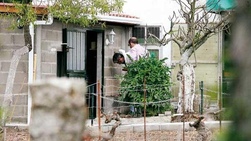 La Policía Judicial busca en la pared las balas incrustadas.