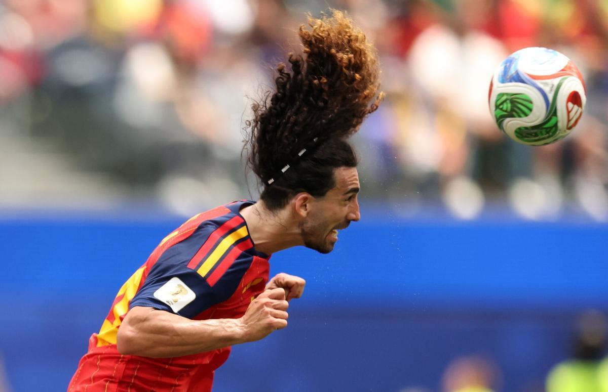 Cucurella despeja un balón durante el partido contra Austria Cucurella despeja un balón durante el partido contra Austria