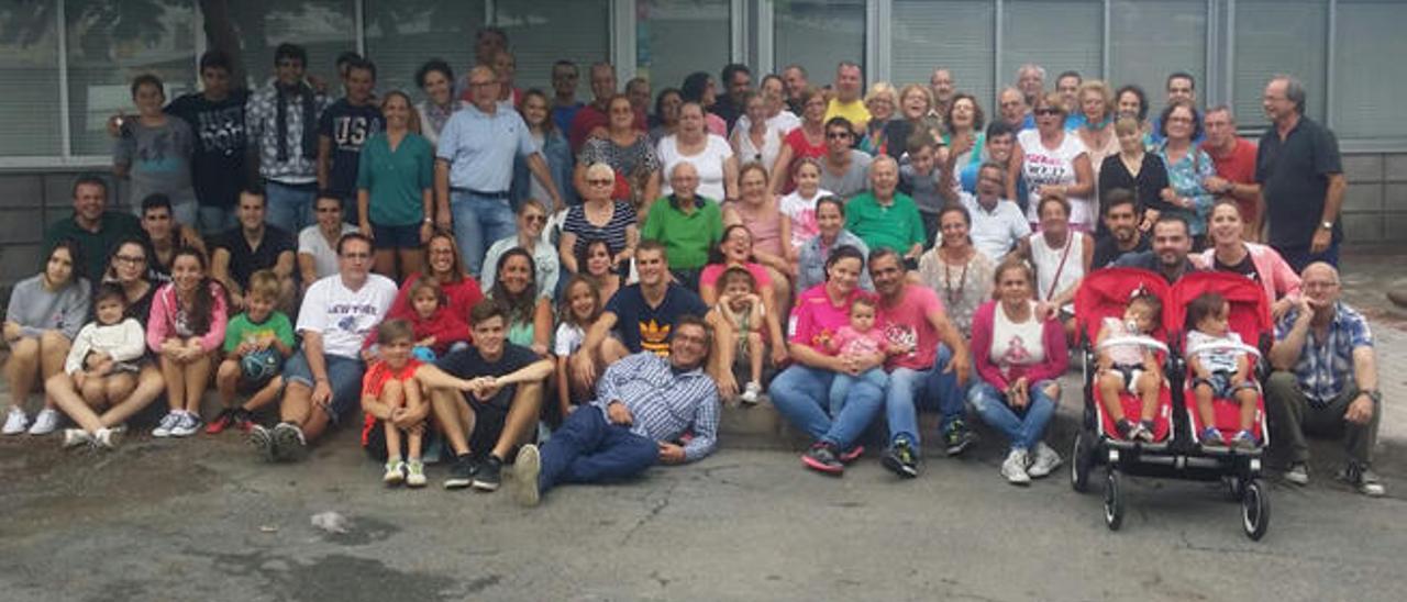 Foto grupal del clan Brito de la Nuez durante el encuentro anual que tuvo lugar en el colegio Claret de Tamaraceite.