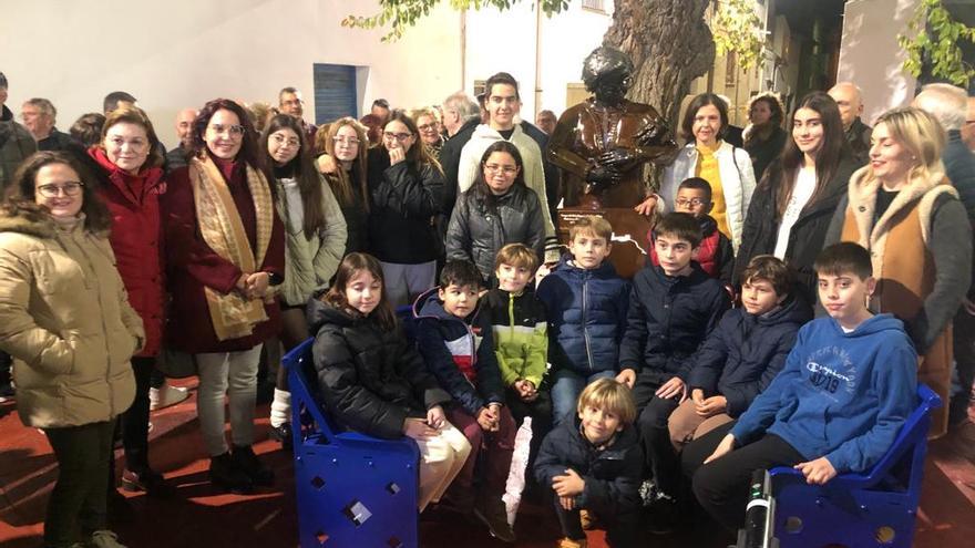 Alumnos y profesoras del colegio Carmelitas de Sax y familiares de Doña Eugenia junto a su busto en el parque al que se ha dado su nombre.