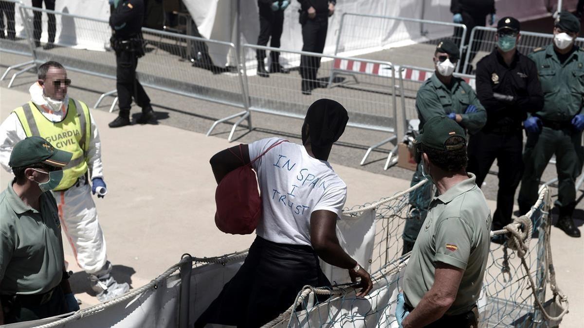 Desembarco de inmigrantes en Valencia a bordo del Aquarius.