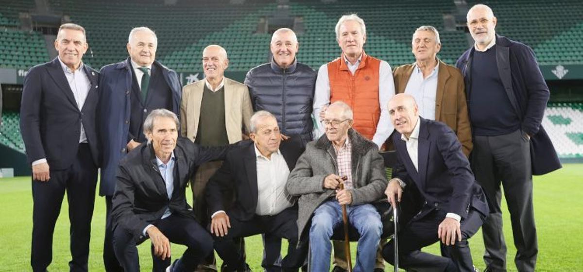 Homenaje a José Ángel de la Casa por los protagonista del 12-1 a Malta.