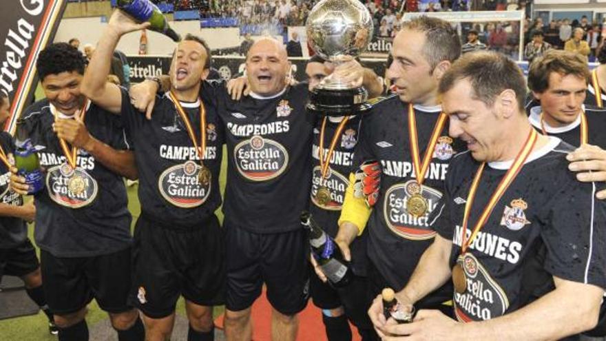 Los jugadores del Deportivo de veteranos celebran el título de la temporada pasada en la Liga de fútbol indoor. / fran martínez