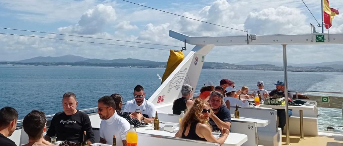 Viajeros trasladados a la isla  de Sálvora desde el puerto de  O Corgo (O Grove) a bordo del catamarán “Fly Delfín”, de Cruceros del Ulla.