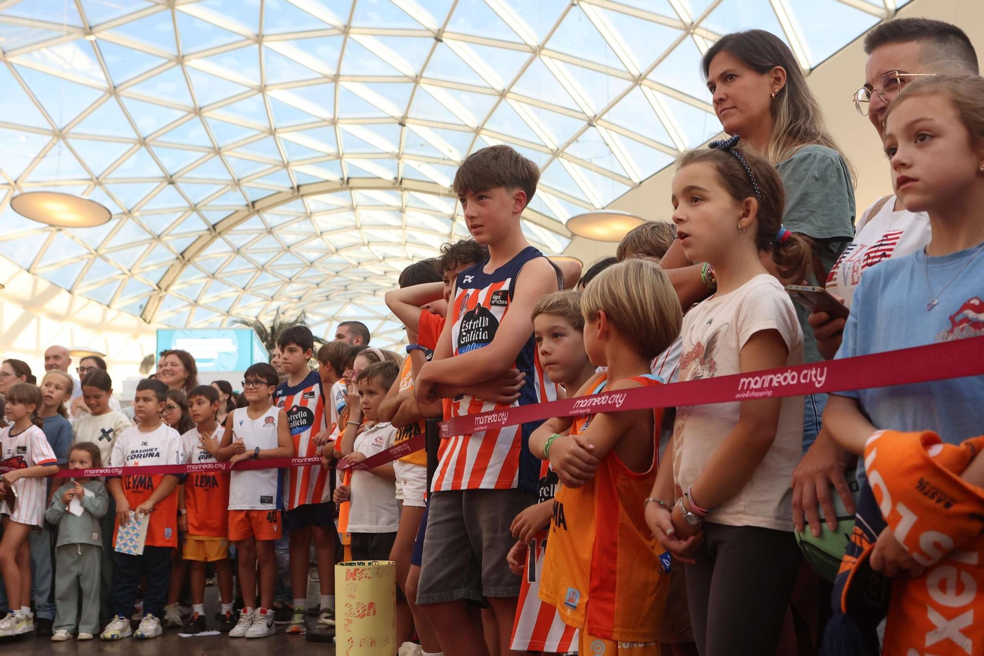 Presentación del equipo del Leyma Coruña en Marineda City