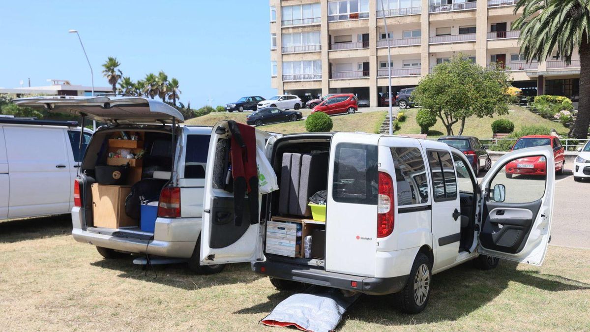 Dos de las muchas furgonetas camperizadas que hay en los alrededores del Salinas Longboard Festival.
