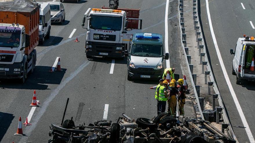Cuatro muertos y dos heridos en un accidente entre un camión y dos coches en Elche