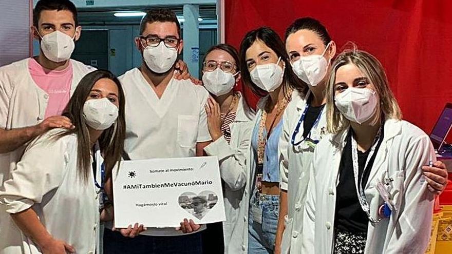 Pinchazos virales para vencer al covid: amigos de un enfermero allerano popularizan en redes su labor en el centro de vacunación