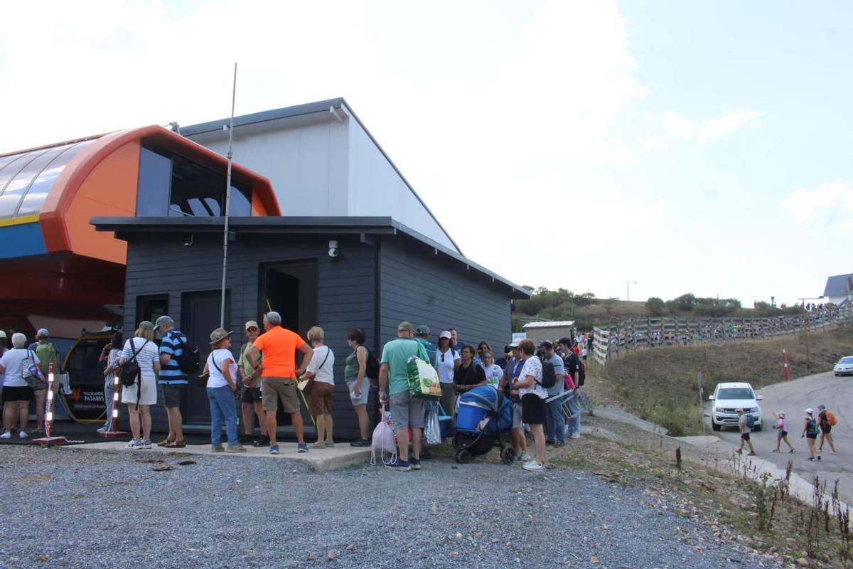 Así se vive el eclipse desde la estación de Pajares: cientos de personas ven sin problemas el esperado evento astronómico, "es increíble"