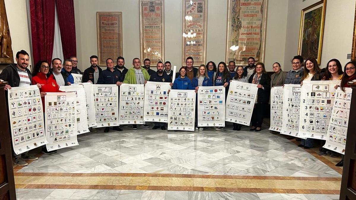 Acto de entrega de los carteles con los pictogramas a las comisiones falleras.