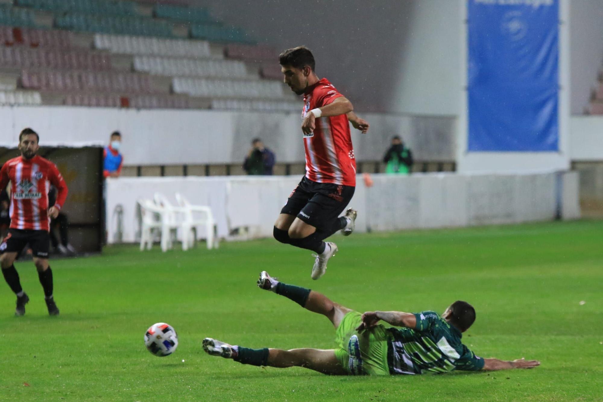 El Zamora CF empata con diez jugadores frente al Guijuelo (2-2)