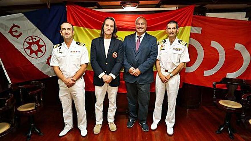 Visitas. Con motivo del quinto centenario de la primera vuelta al mundo de Magallanes y Elcano y de su visita a la capital grancanaria, el buque- escuela de la Armada que está atracado en el Arsenal (sobre estas líneas) tiene jornadas de puertas abiertas en las que los interesados pueden visitar sus instalaciones y conocer el trabajo que se realiza a bordo. A la izquierda, José Ramón Torres, &#039;Kitín&#039; Muñoz, Miguel Bruno y Santiago Colsa, junto a las banderas de la travesía. En la imagen de al lado, una tripulante iza la bandera otorgada por Explorers Club.