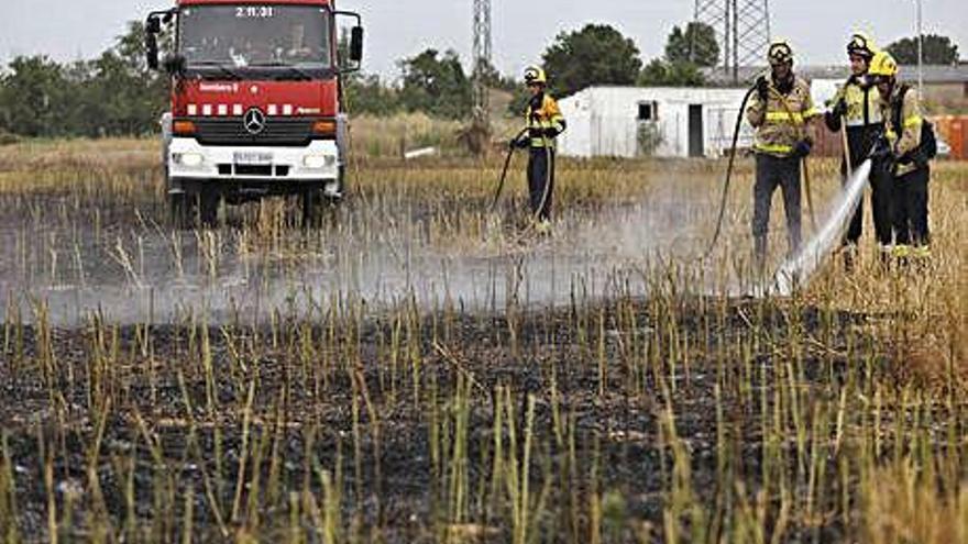 Incendi de vegetació a la sortida de l&#039;AP-7 a Salt