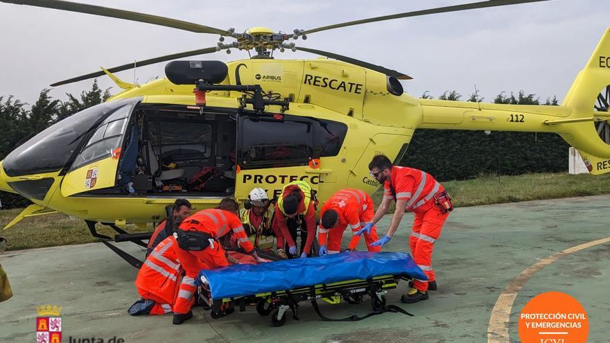 Rescatan a un hombre en helicóptero tras sufrir un accidente con su tractor cerca del cementerio de Medianas (Burgos)