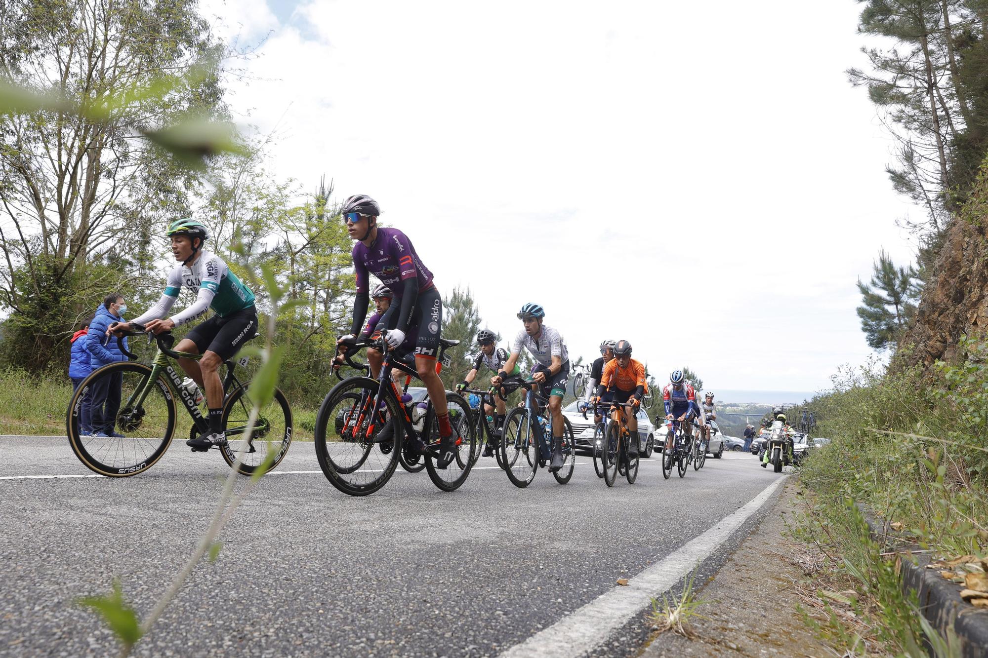 La segunda etapa de la Vuelta Ciclista a Asturias, en imágenes