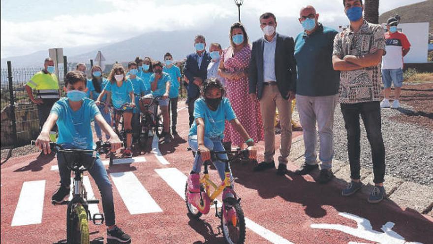 Autoridades y menores durante la inauguración del parque en la mañana de ayer.