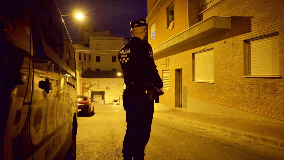 Un agente de la Policía Local de Murcia vigila en el exterior del edificio de la calle San Luis, en una imagen de esta semana.