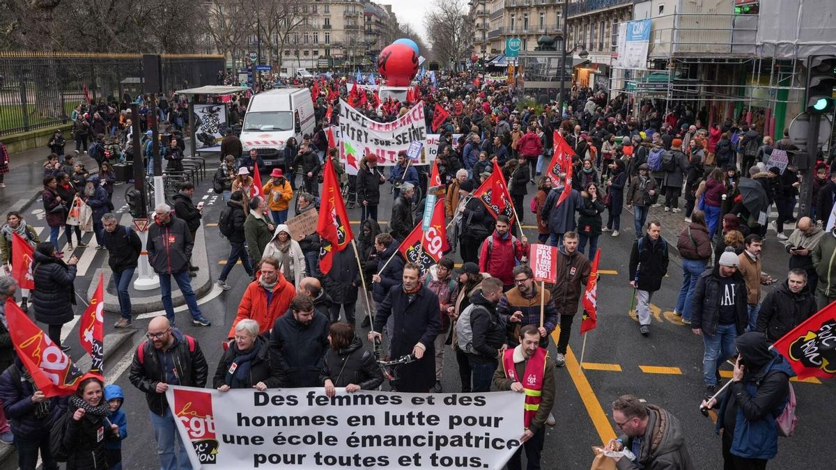 Agricultores en la Place du Luxemburgo durante una protesta en Bruselas, Bélgica, el jueves 1 de febrero de 2024. Al menos 1.300 tractores obstruyeron las calles de Bruselas, cerca de las instituciones de la Unión Europea, el jueves por la mañana mientras los agricultores organizaban una protesta dirigida a los líderes del bloque que se reunían cerca para una cumbre.