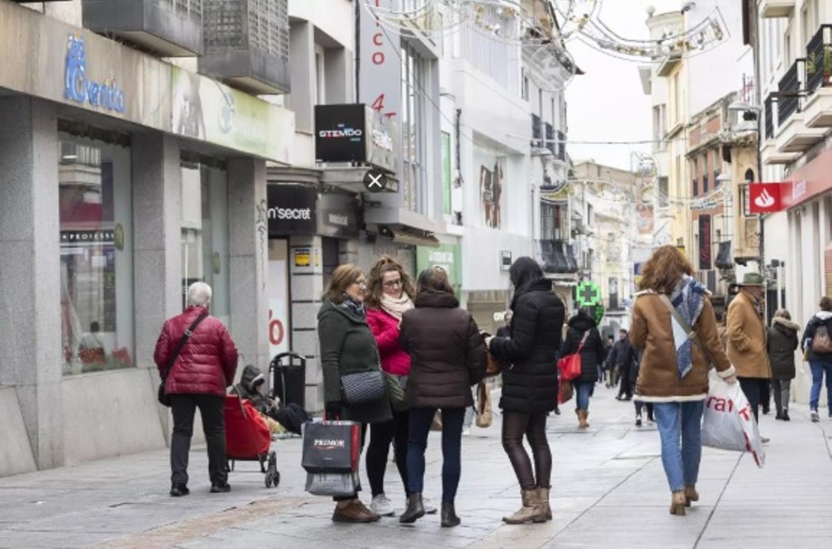 Viandantes por la calle Santa Eulalia en época de rebajas.