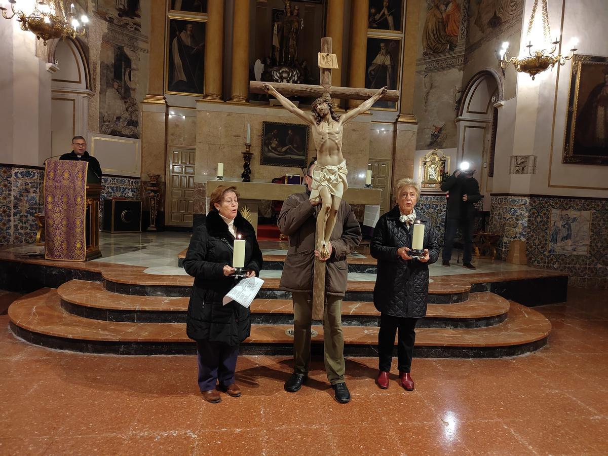 Viacrucis el lunes en el interior de la iglesia debido a la lluvia.