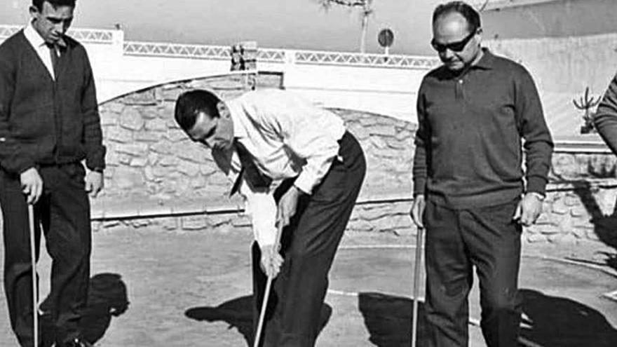 Clientes del hotel jugando en el minigolf que había en su interior