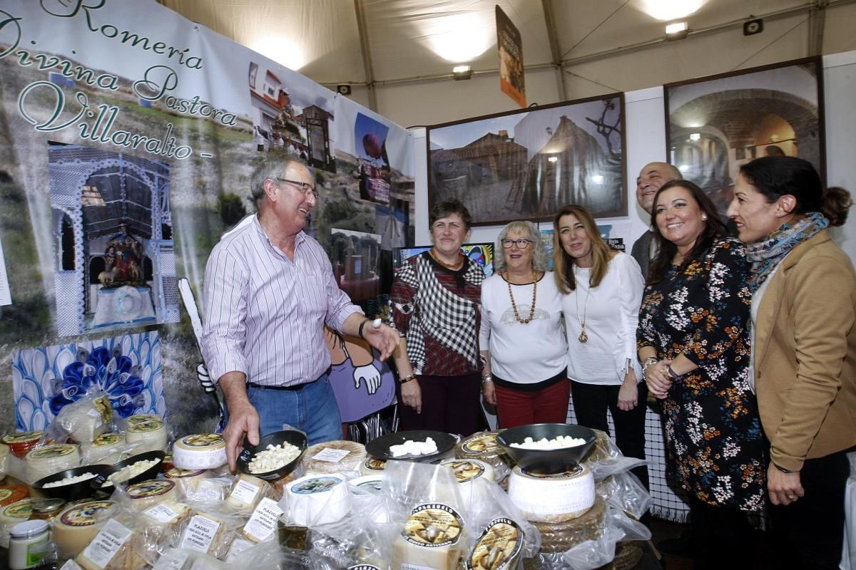 La presidenta de la Junta visita la Feria de los Municipios