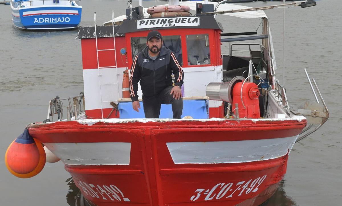 Ruhan Rivera, armador del «Piringuela», a bordo de su embarcación en Sada.